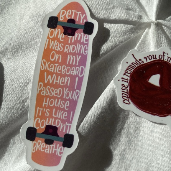 Swiftie lot - 3 pins and 3 stickers - Picture 6 of 7